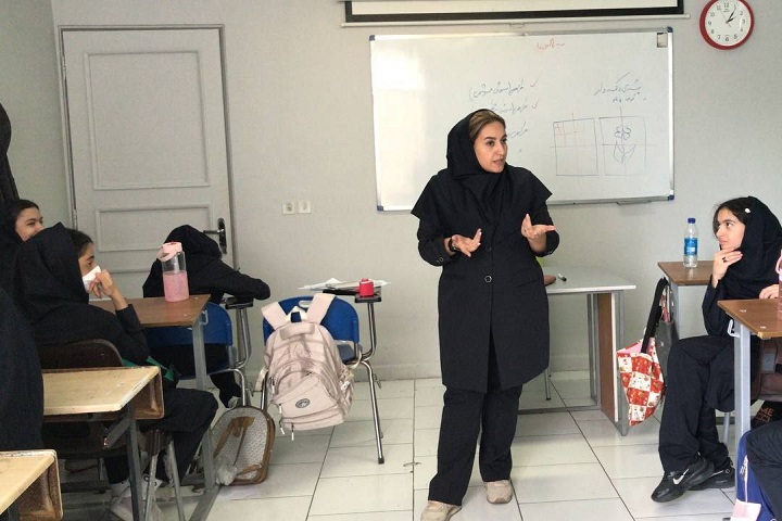 جلسه مشاوره گروهی با محوریت انتخاب دوست و مدیریت استرس